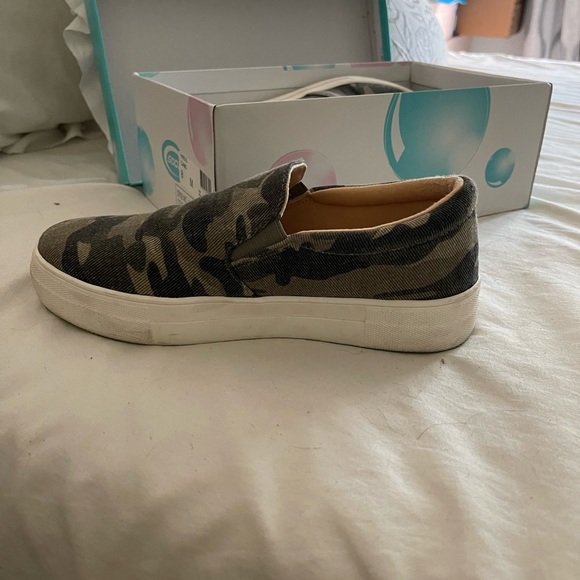 Soda Hike Women's Flat Slip On - Camouflage - Picture 2 of 6